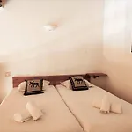 Les Blancs Hotel 2*