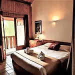 Hotel Les Blancs 2*